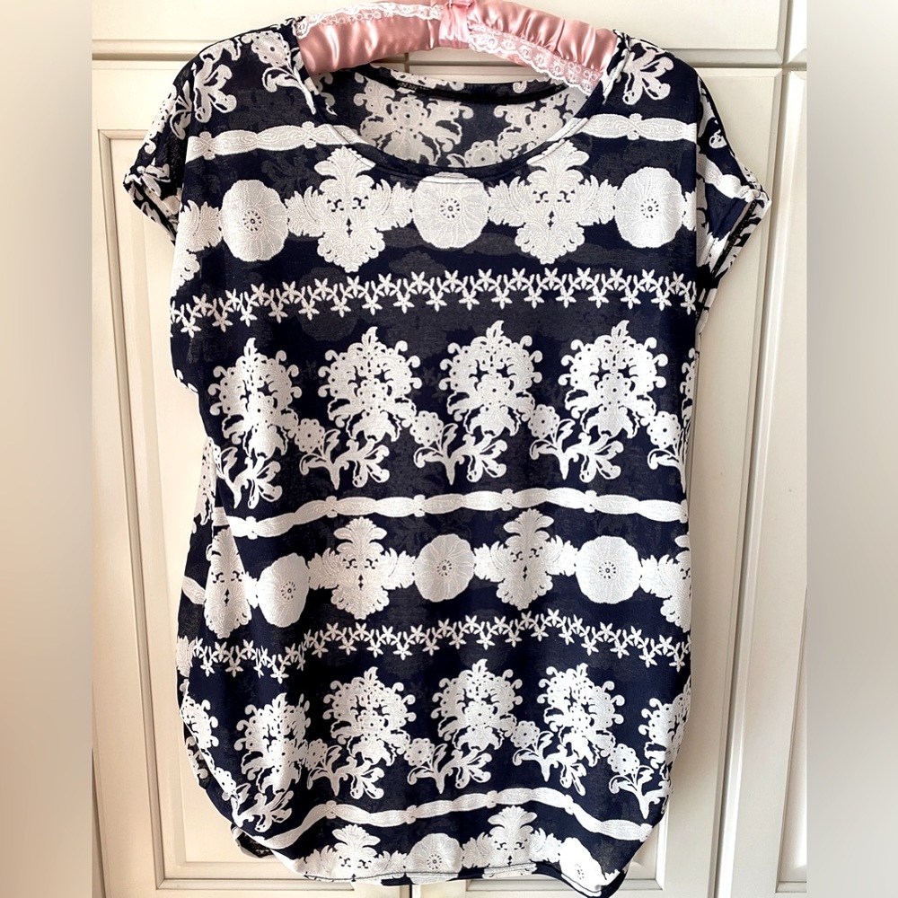 Tribeca Blue and white floral cap sleeve shirt Relaxed fit Size S/M 41"